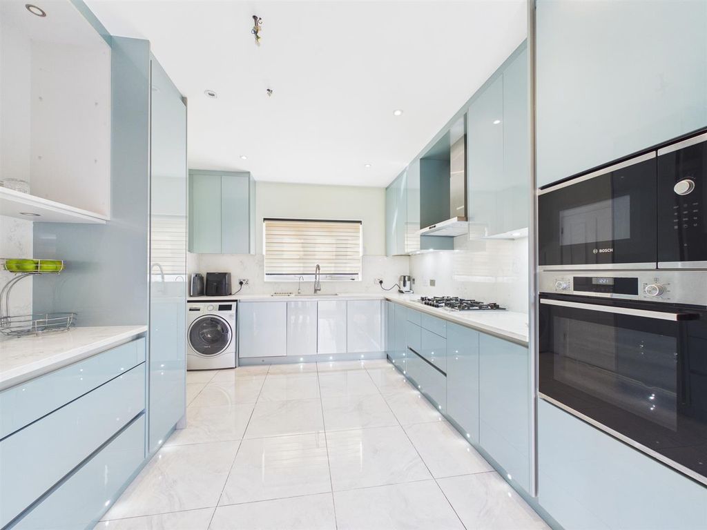 Property photo 2 of 16 Cam02435G0-Pr0190-Still006.Jpg