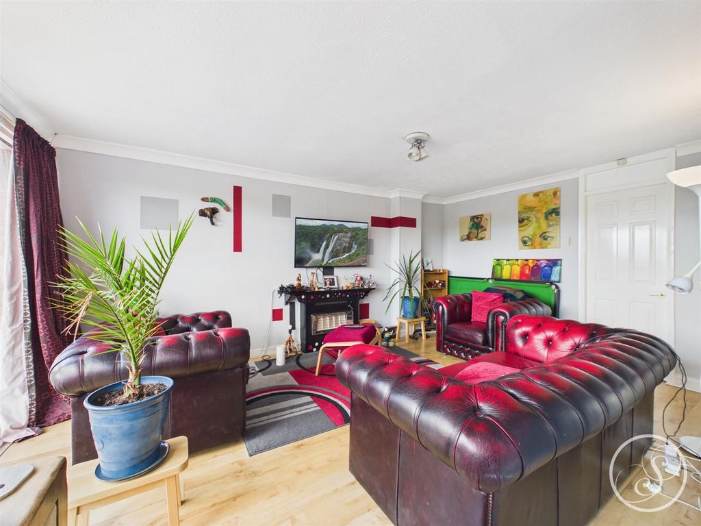 Property photo 3 of 14 Lounge