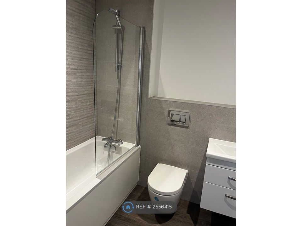 Property photo 2 of 8 Bathroom