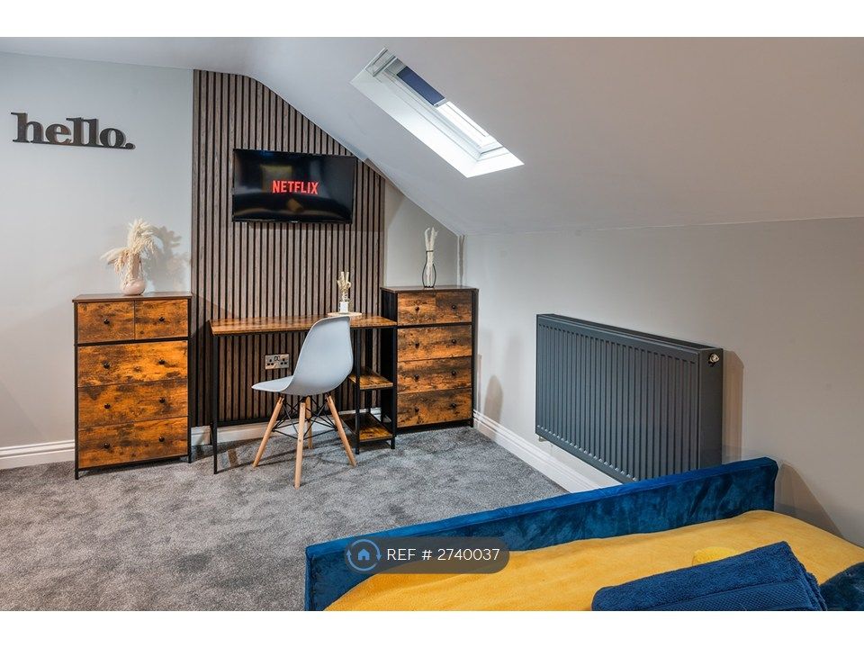 Property photo 3 of 15 Drawers, Desk &amp; Tv