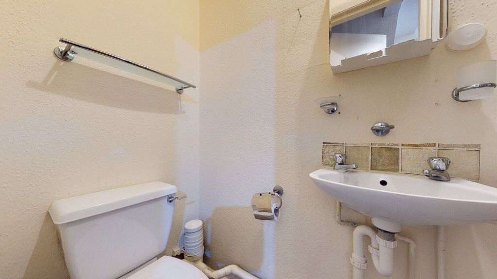 Property photo 3 of 7 Bathroom