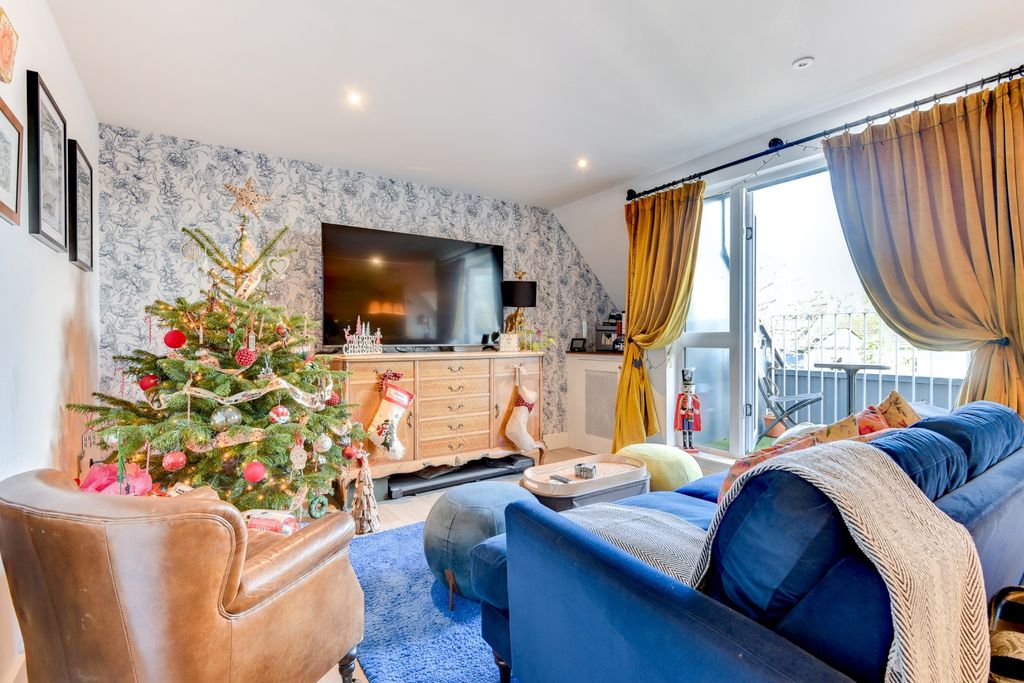 Property photo 2 of 25 21Irene-10