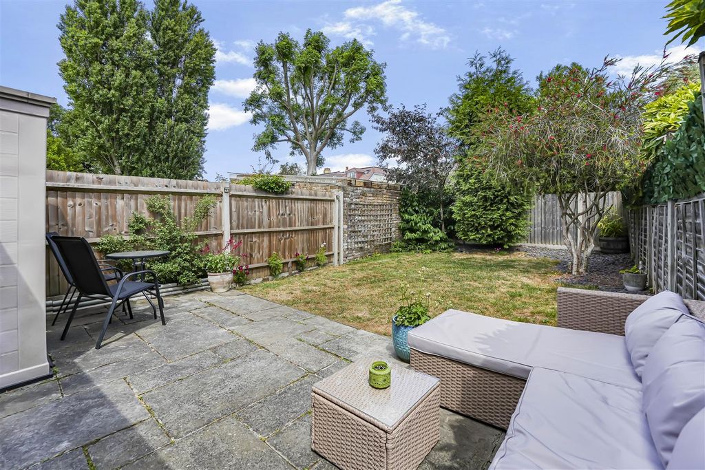 Property photo 2 of 12 Garden