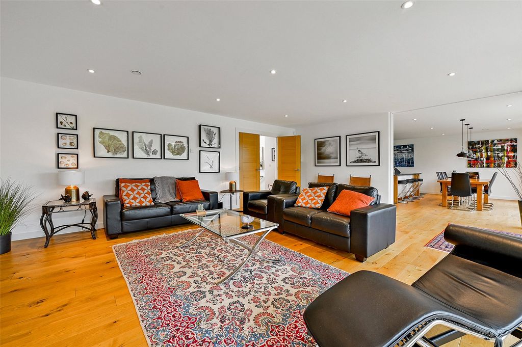 Property photo 3 of 15 Reception