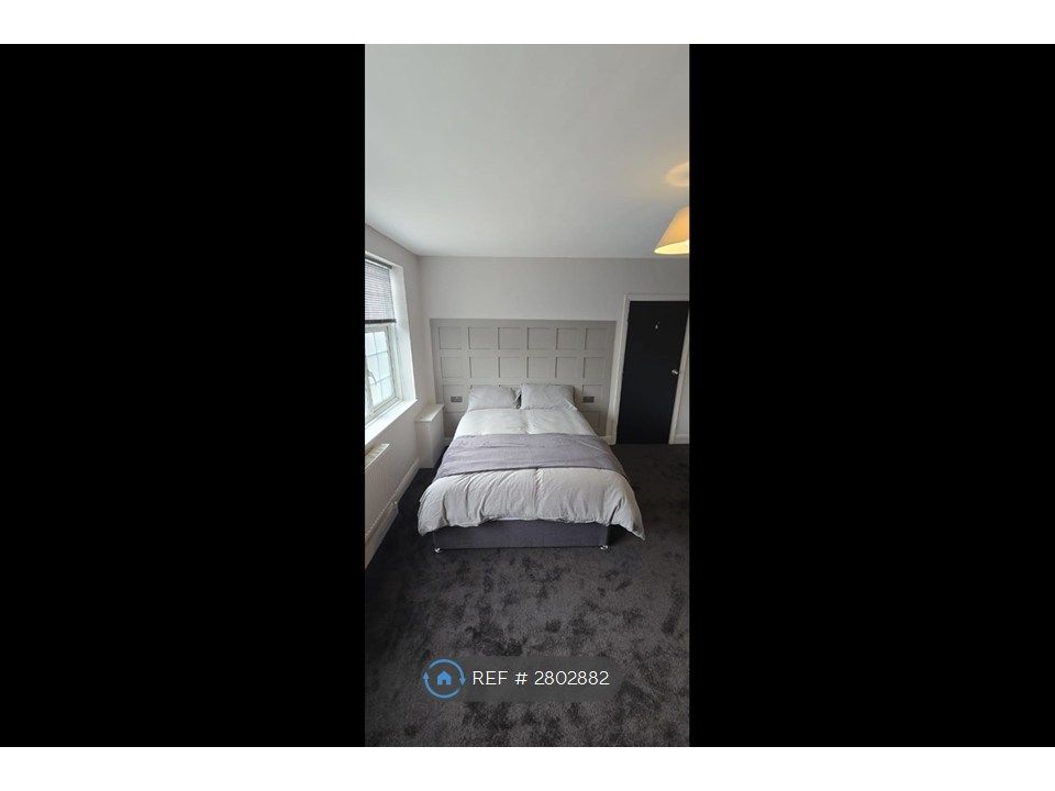 Property photo 1 of 8 Double Bedroom Angle 1