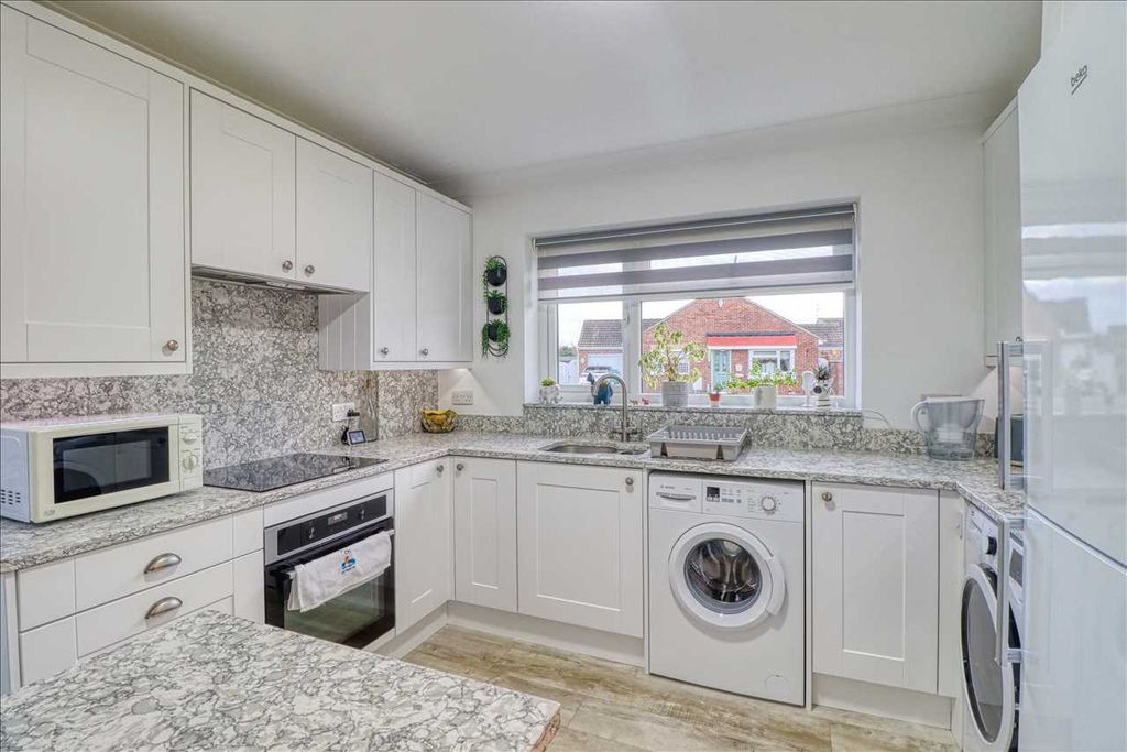 Property photo 3 of 18 Kitchen