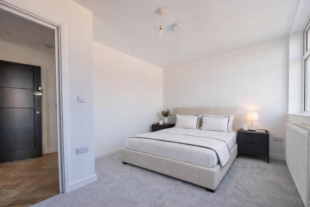 Additional image 7 of 2 bed flat for saleLondon Road, Hadleigh, Benfleet SS7