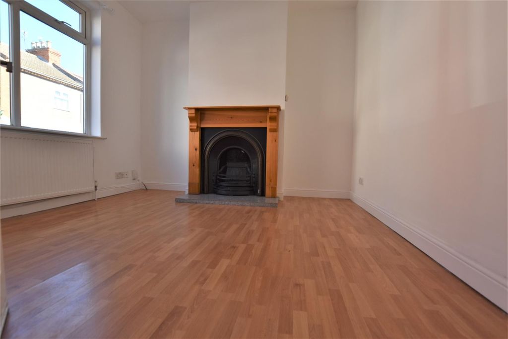 Property photo 2 of 10 41 Queens Rd Back Front Bedroom.Jpg