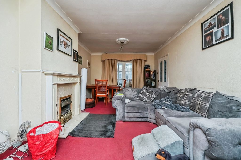 Property photo 3 of 15 Lounge