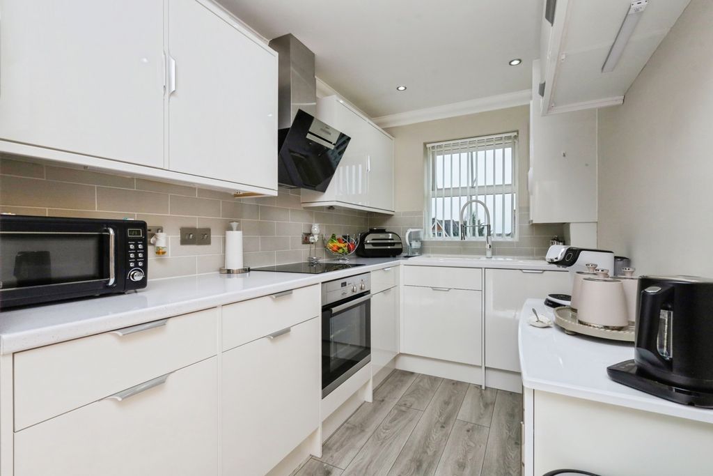 Property photo 3 of 9 Kitchen