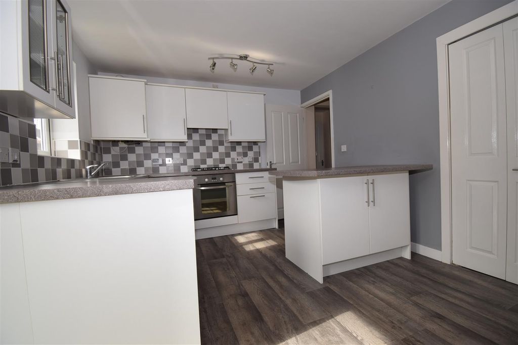 Property photo 2 of 9 Kitchen