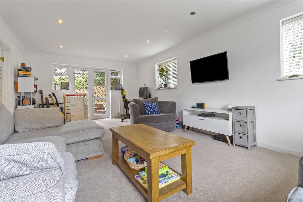 Property photo 2 of 19 Arundel Road,74_001.Jpg