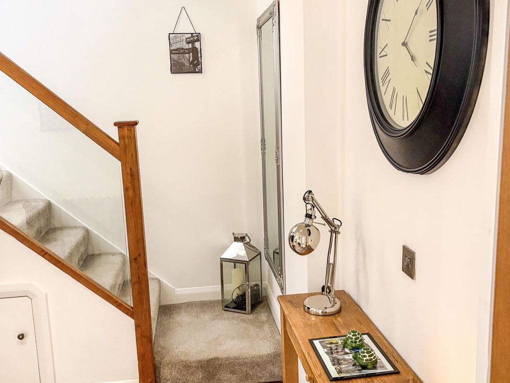 Property photo 2 of 11 Hallway