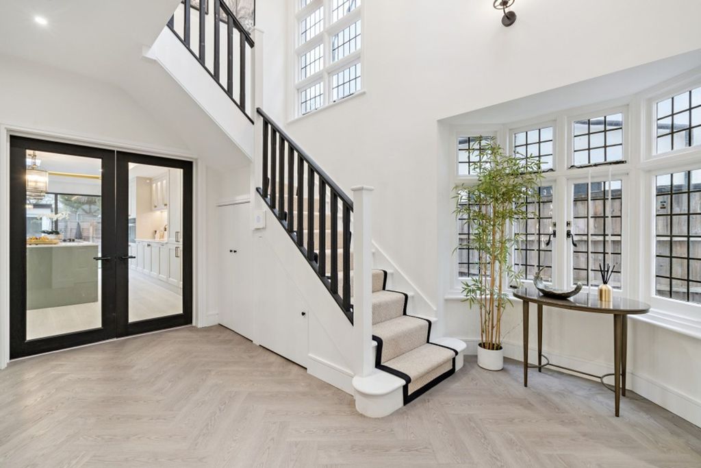 Property photo 2 of 40