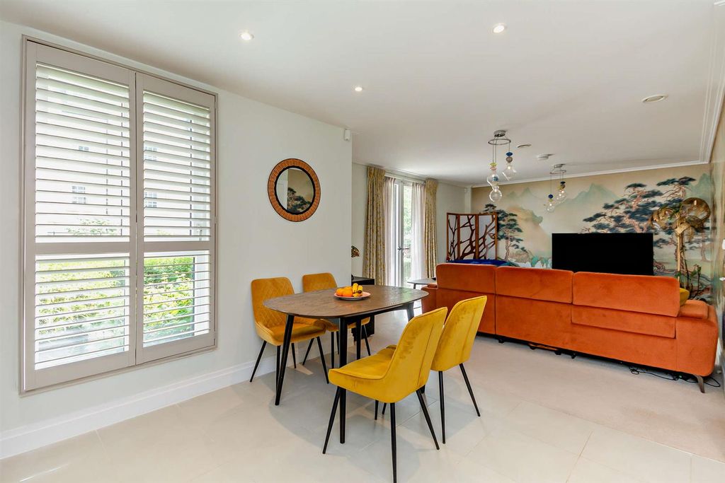 Property photo 3 of 33 8694776-Interior03-800.Jpg