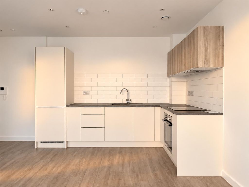 Property photo 3 of 14 Living Room / Kitchen