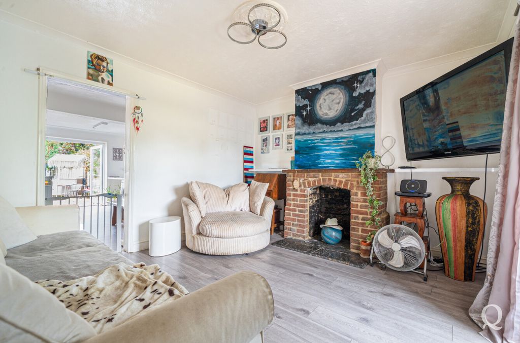 Property photo 2 of 20 E589B504-8Ae8-4B8...