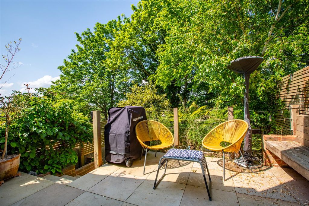 Property photo 2 of 12 Garden