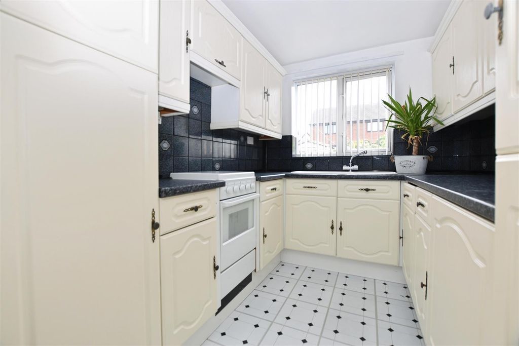 Property photo 3 of 12 Kitchen