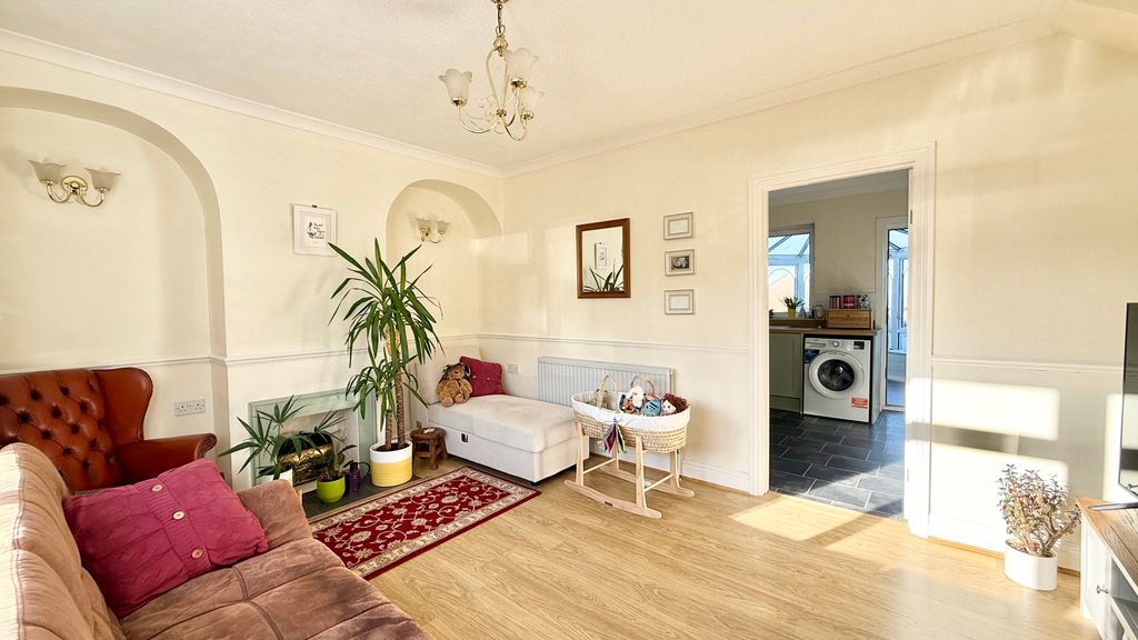 Property photo 2 of 18 Lounge