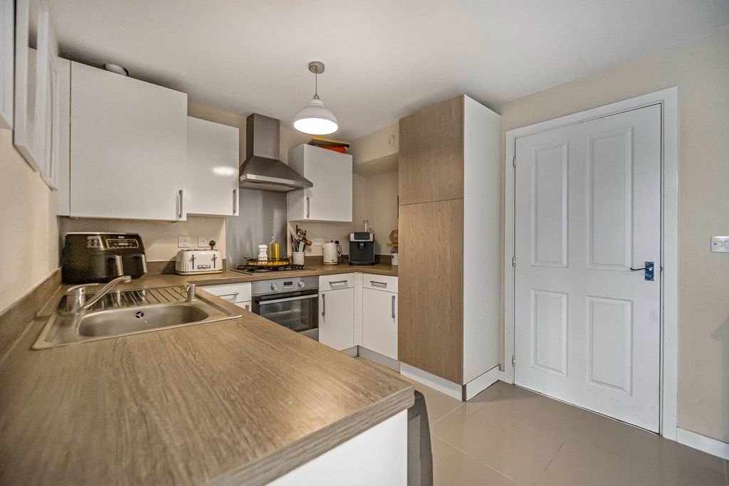 Property photo 3 of 27