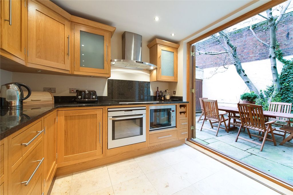 Property photo 3 of 11 Kitchen