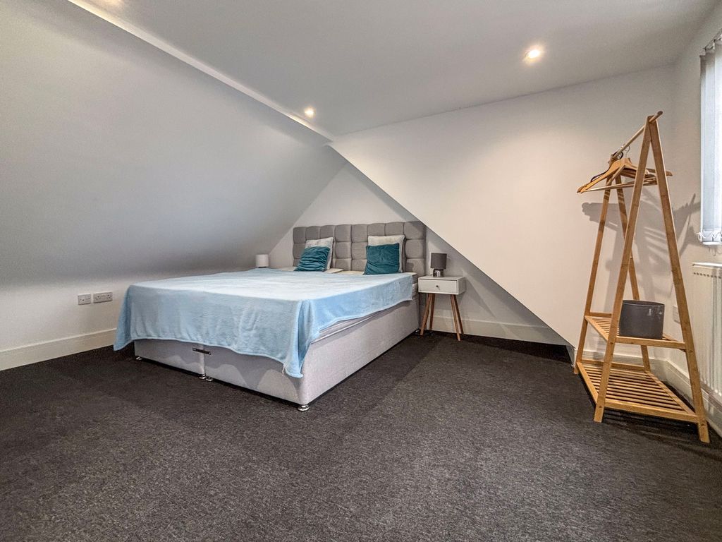 Property photo 1 of 6 Photo 5