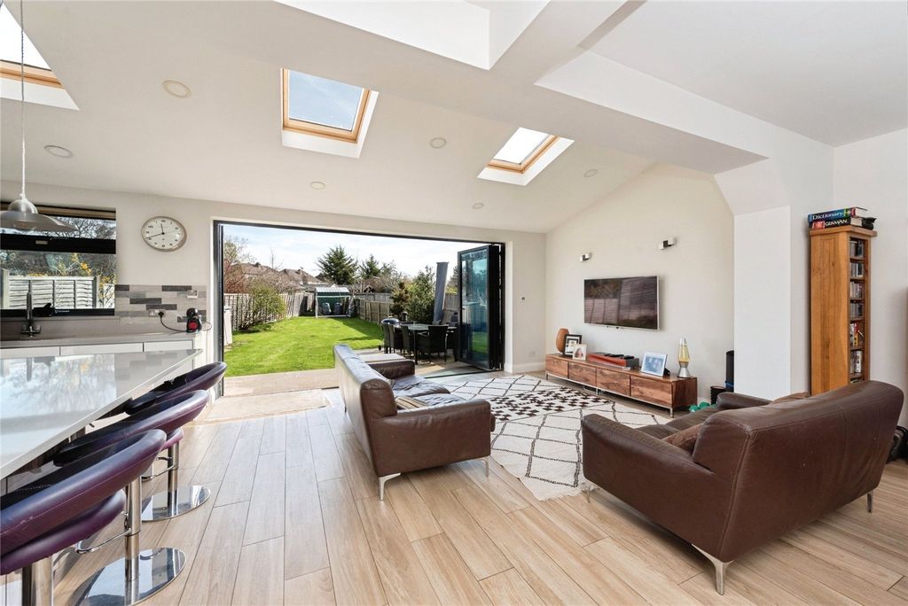 Property photo 2 of 25 Kitchen/Dayroom