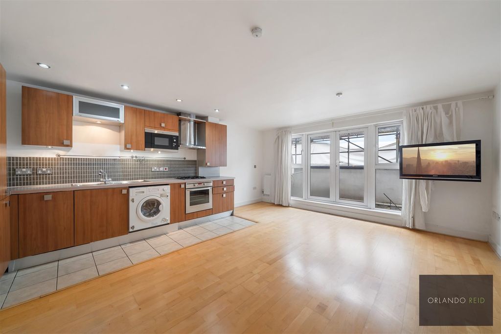 Property photo 1 of 12 Flat 3, 376 Clapham Road Sw9 9Ar-1.Jpg