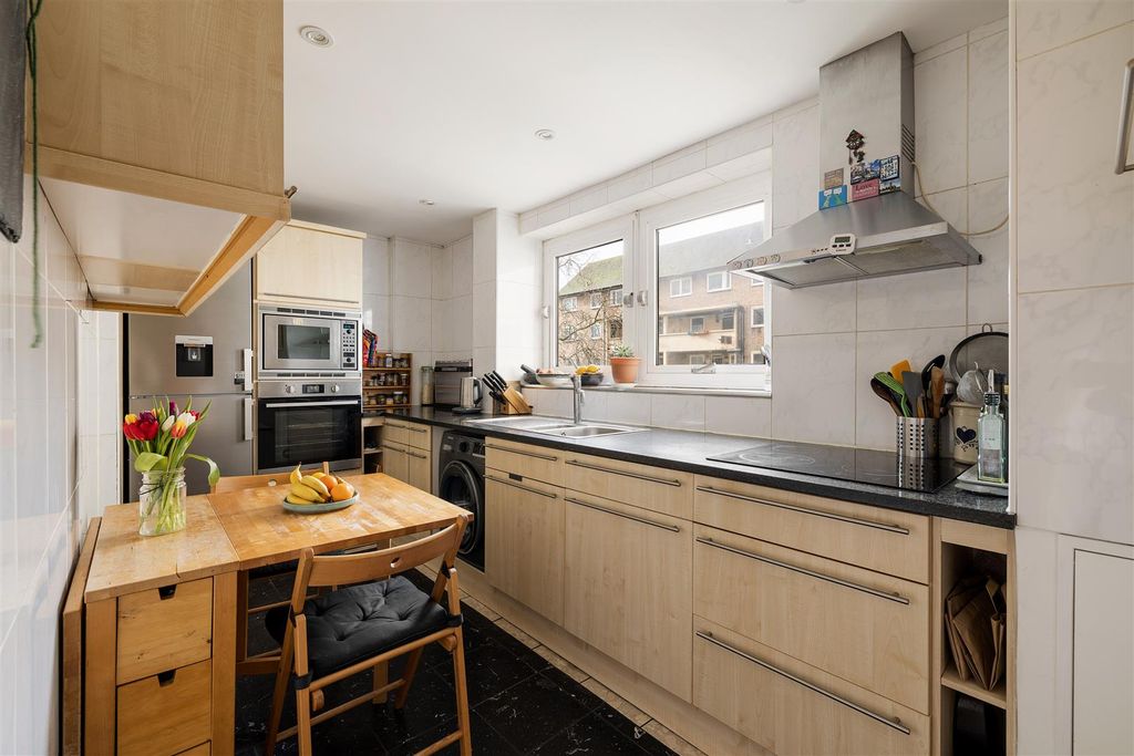 Property photo 2 of 17 Approach Road, E2