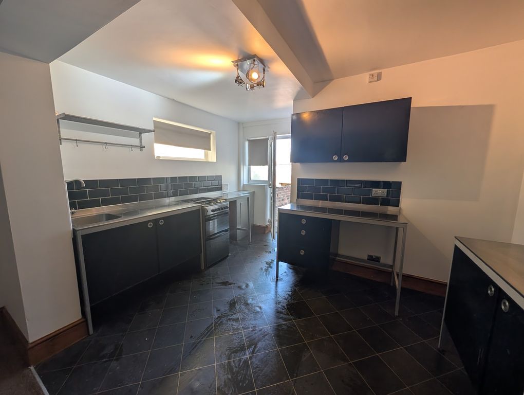 Property photo 3 of 10 Kitchen