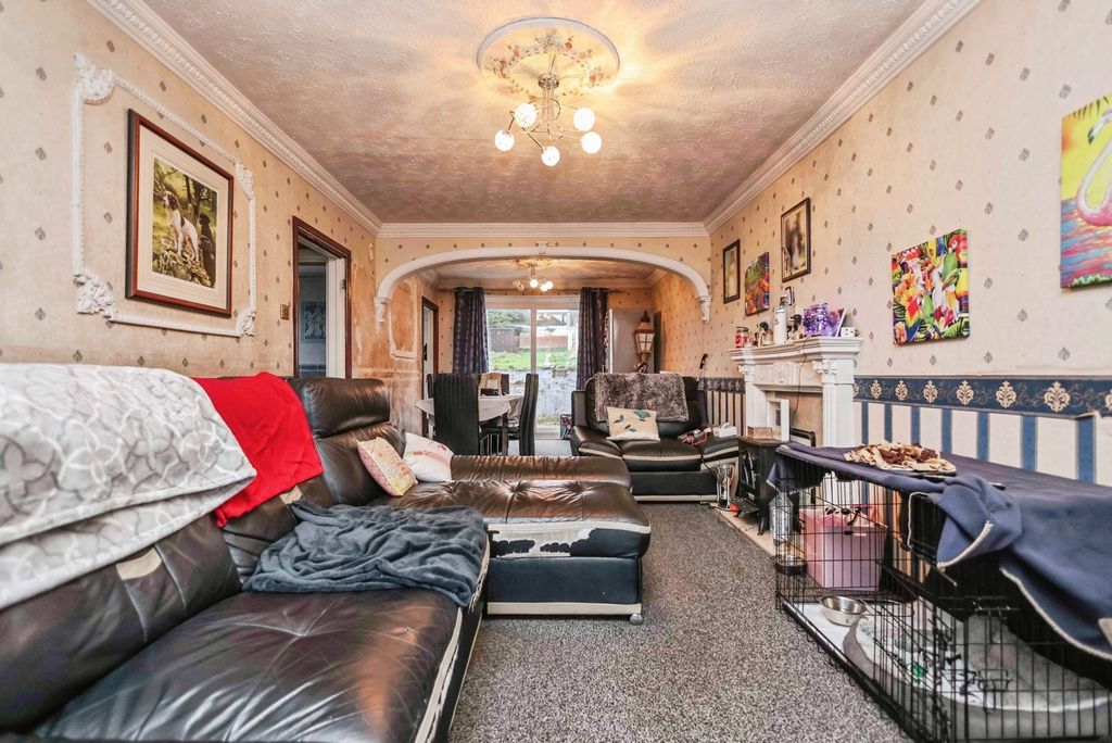 Property photo 3 of 15 Lounge