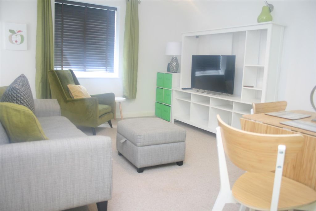 Property photo 3 of 11 Lounge