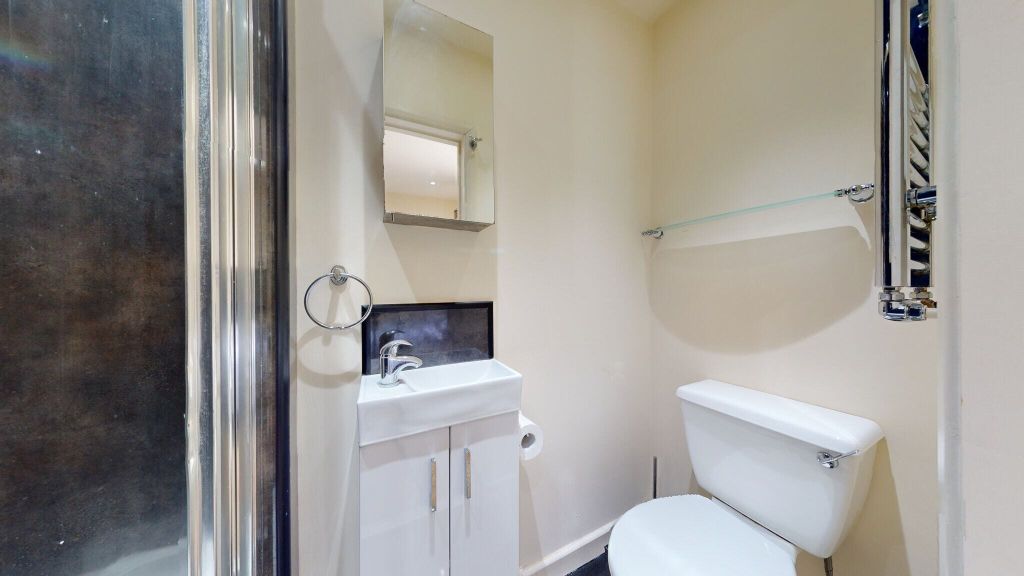 Property photo 3 of 10 Bathroom