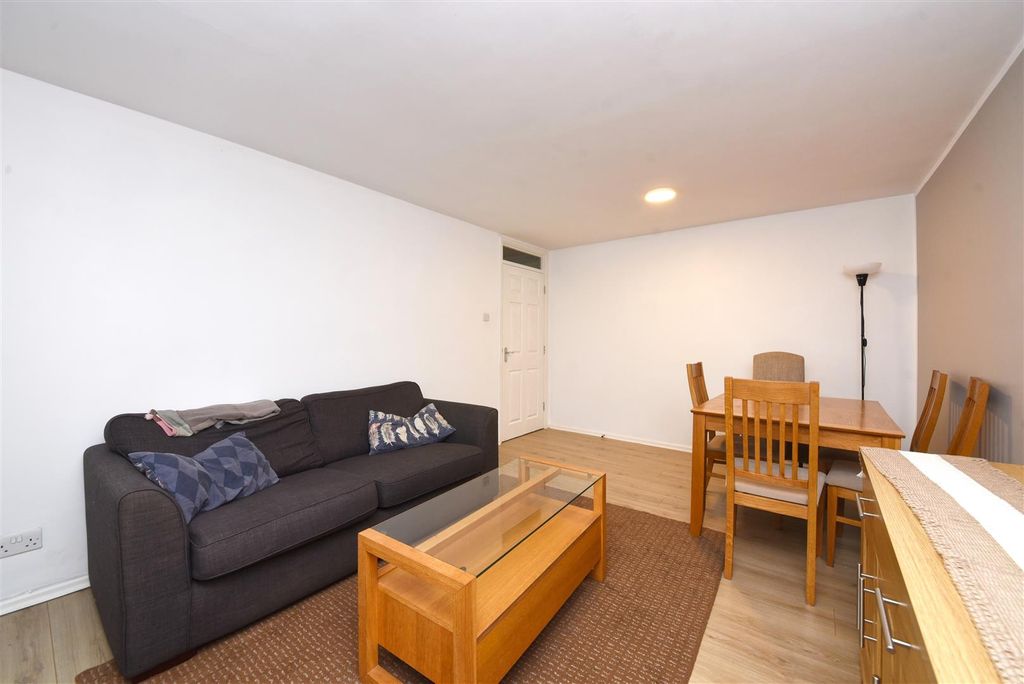 Property photo 3 of 7 23_Davies_Close_Pic_7.Jpg