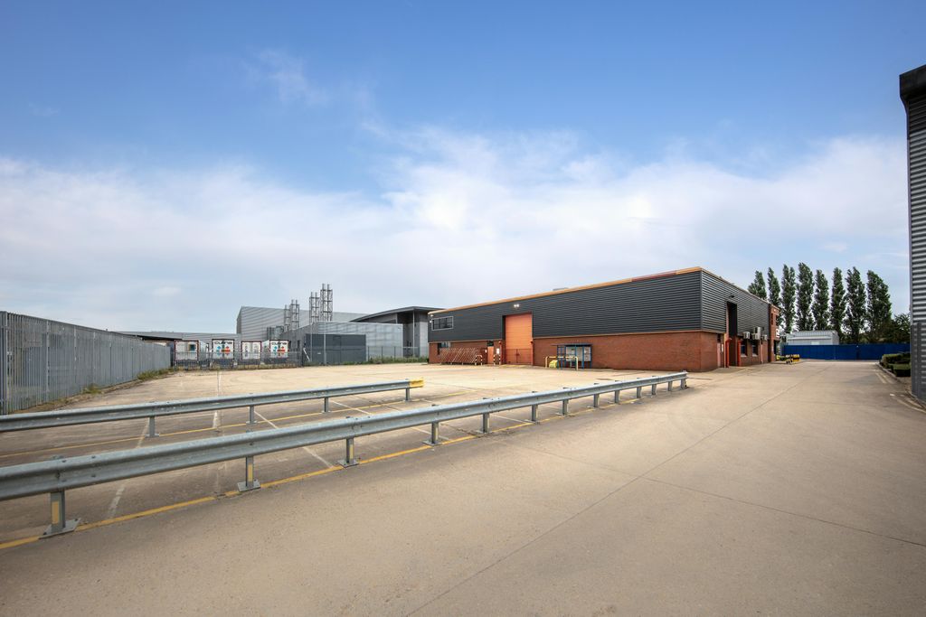 Property photo 2 of 9 2024 Unit 706707 Stirling Road  Ste  222149.Jpg