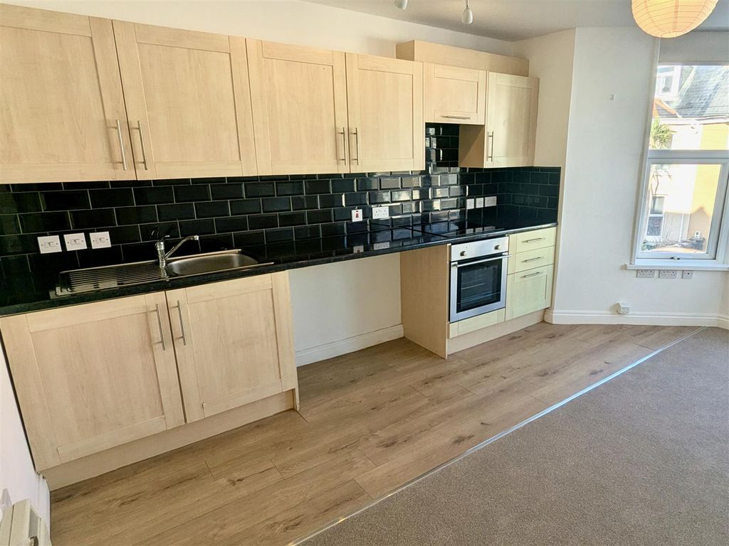 Property photo 3 of 6 6c Trevose Avenue Kitchen