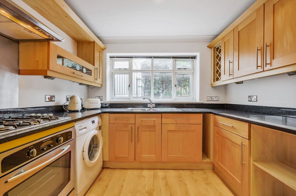 Property photo 2 of 17 Picture No. 32