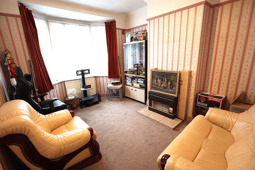 Property photo 2 of 14 Lounge