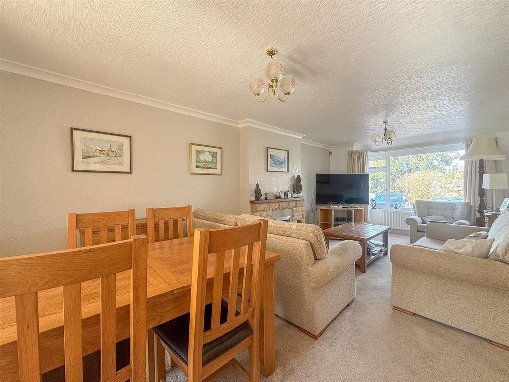 Property photo 3 of 22 Lounge