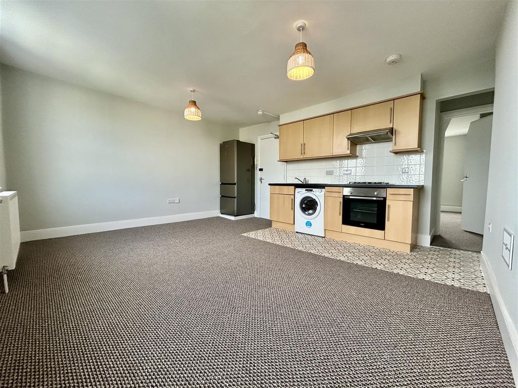 Property photo 3 of 7 Living Room/Kitchen