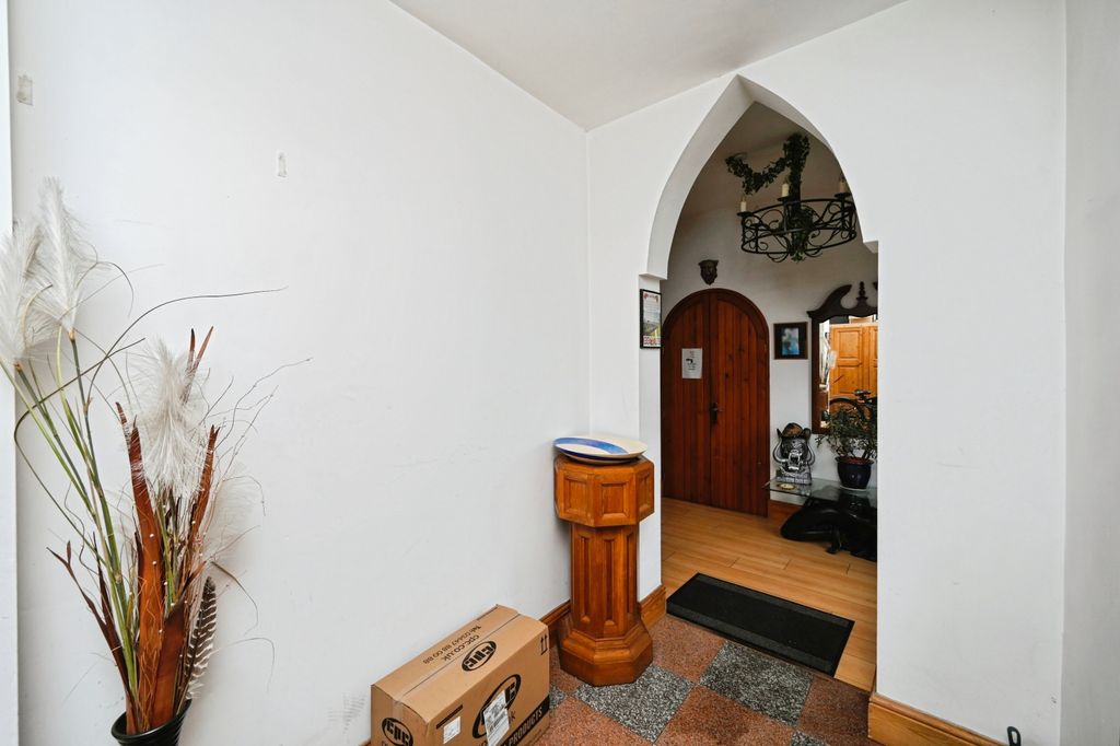 Property photo 3 of 17 Entrance Hall