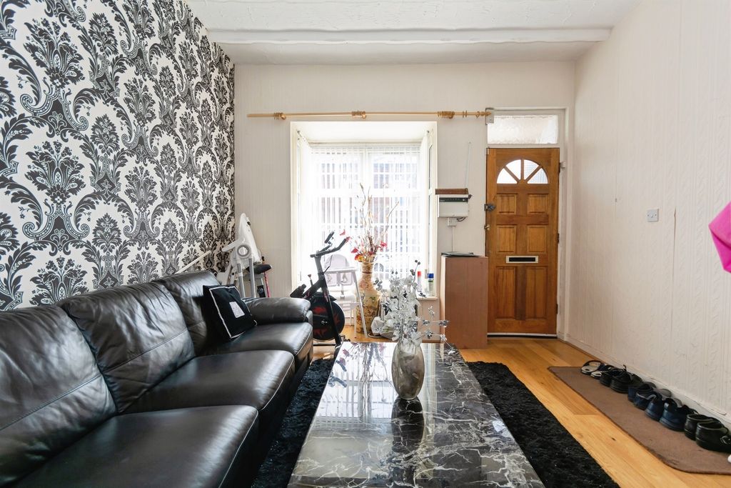 Property photo 2 of 25