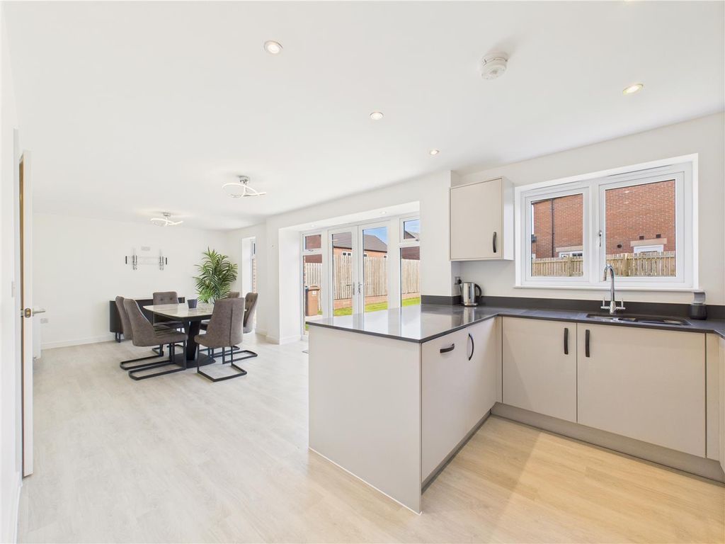 Property photo 2 of 18 Dining Kitchen