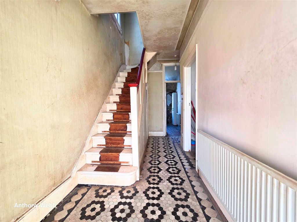 Property photo 2 of 8 Hallway