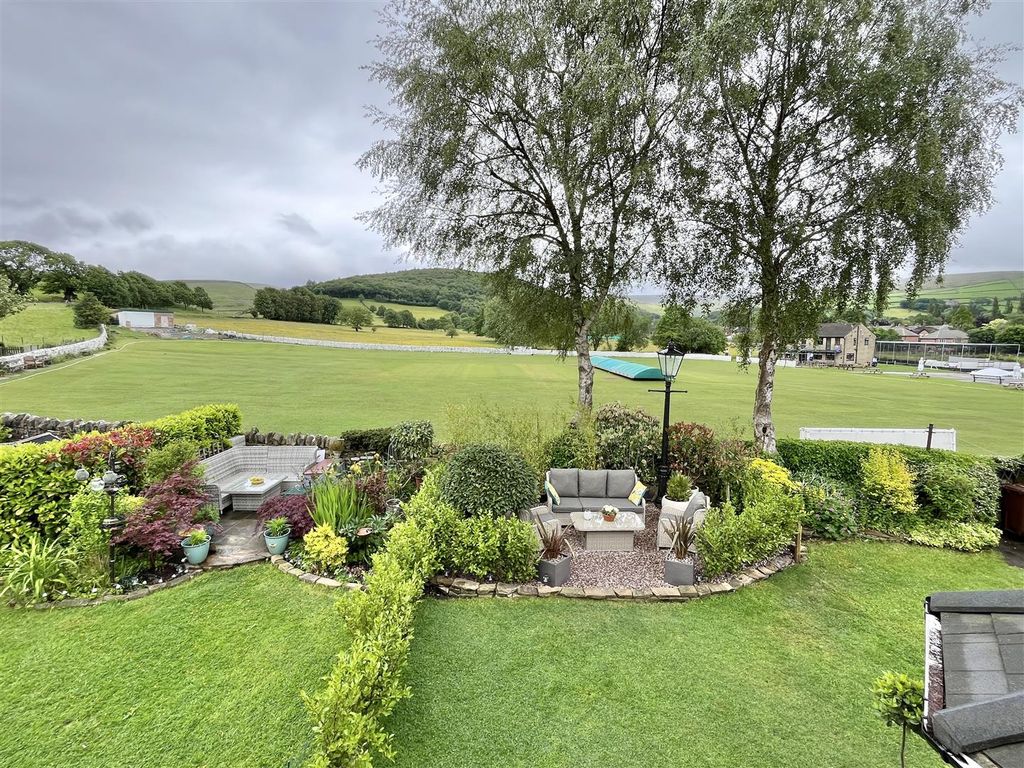 Property photo 2 of 39 Communal Gardens