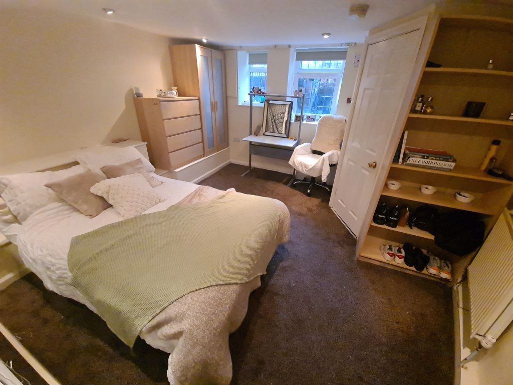 Property photo 3 of 18 A Well-Maintained Double Bedroom Featuring A Comfo...