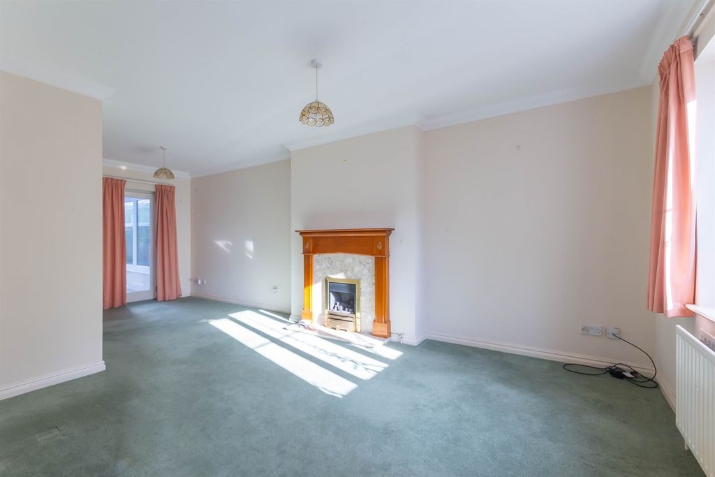 Property photo 3 of 15 Lounge Diner