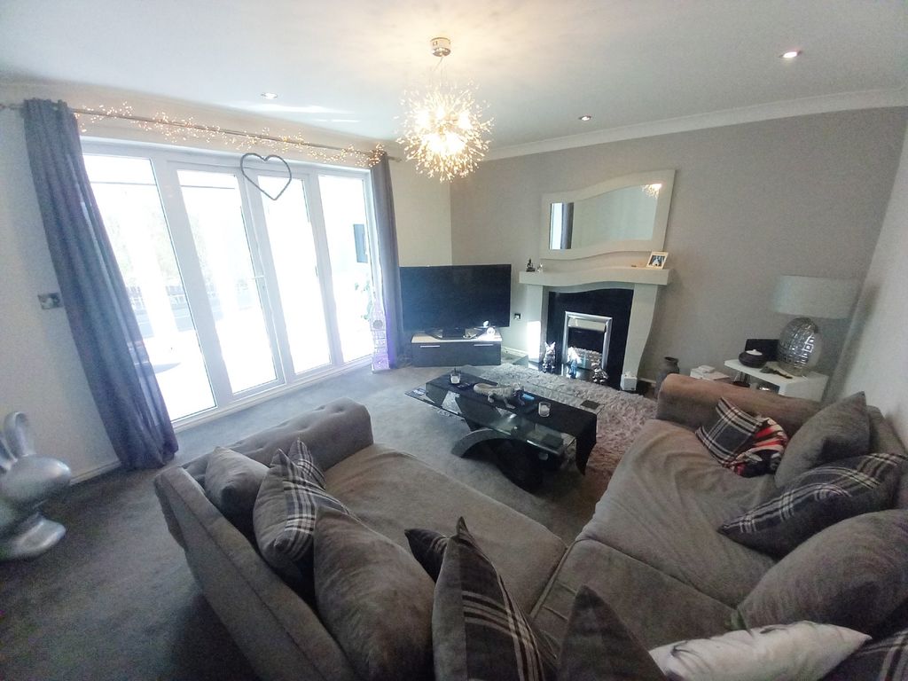 Property photo 3 of 22 Lounge