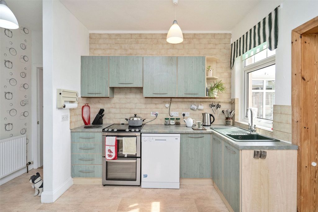 Property photo 3 of 39 Kitchen